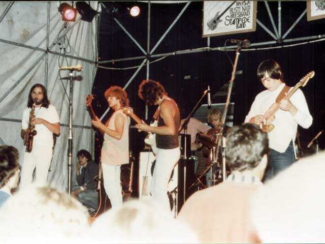 Im August 1983 hatten die Rusty Nails ihren ersten grossen Auftritt beim 2. Gindericher Openair!
                  Auf der Bühne standen und sassen die Ur-Rusties Detlef Goch (Schlagzeug), Winfried Riemann
                  (Gitarre) und Michael Mann (Gesang, Gitarre & Sax) zusammen mit Christian Kohl am Bass
                  und Neuzugang Andrè Winter (Gesang und Gitarre).