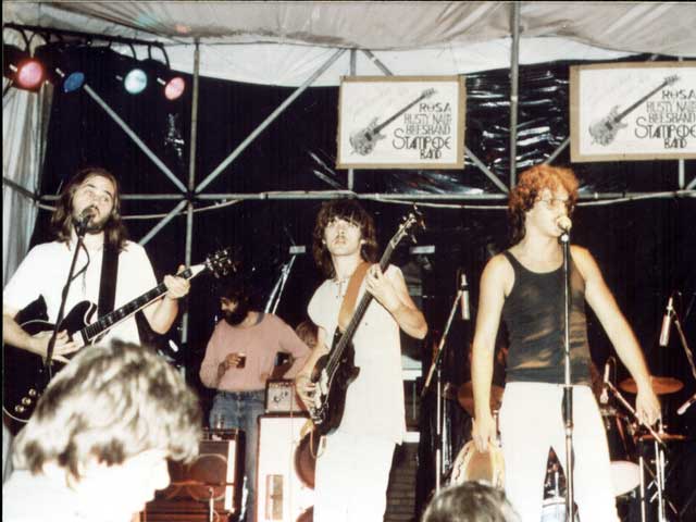 Michael und Andr&egrave; wechselten sich bei Gesang und Gitarre ab ...