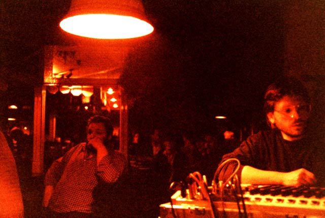 ein skeptischer Zuh�rer und unser konzentrierter Tonmeister Herbert Mutz, Rhede, 1987