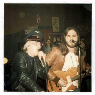 Stockum '82: der erste &ouml;ffentliche Auftritt, noch unter dem Namen Alpsray Riders!Frage: was brauchen 2 beinharte Rock'n'Roller?2 Mikros, 2 Lederjacken, 1 Schaffnerm�tze und 1 Gitarre ...