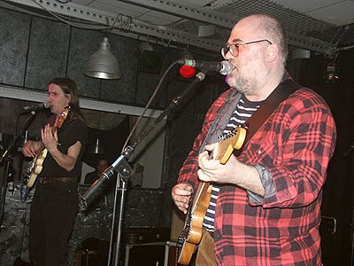 Er&ouml;ffnen durften den Abend die Lokalmatadore Rusty Nails.
                           Diese ehemalige Blues-Band glaubte so etwas zu bieten wie eine Mischung aus "den Sex Pistols und B.B. King".
                           Wie so oft in solchen F&auml;llen, waren die Jungs technisch dabei sehr gut.
                           Und die Cover-Version des Klassikers "Baby Please Don&acute;t Go" walzte denn auch alles platt,
                           was nicht schnell genug beiseite springen konnte.
                           Wir sind emp&ouml;rt ... und verwehren uns gegen die Unterstellung "technisch ... sehr gut" zu sein!
